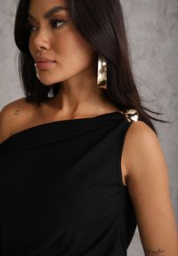 Renee - Czarna Wiskozowa Bluzka na Jedno Ramię Ozdobiona Marszczeniem i Aplikacją z Boku Lilinvielle. Okazja: na imprezę, na co dzień. Kolor: czarny. Materiał: wiskoza. Wzór: aplikacja. Styl: casual #3