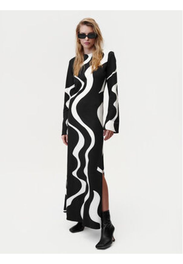 Undress Code Sukienka codzienna Paloma 755 Czarny Regular Fit. Okazja: na co dzień. Kolor: czarny. Materiał: bawełna. Typ sukienki: proste. Styl: casual