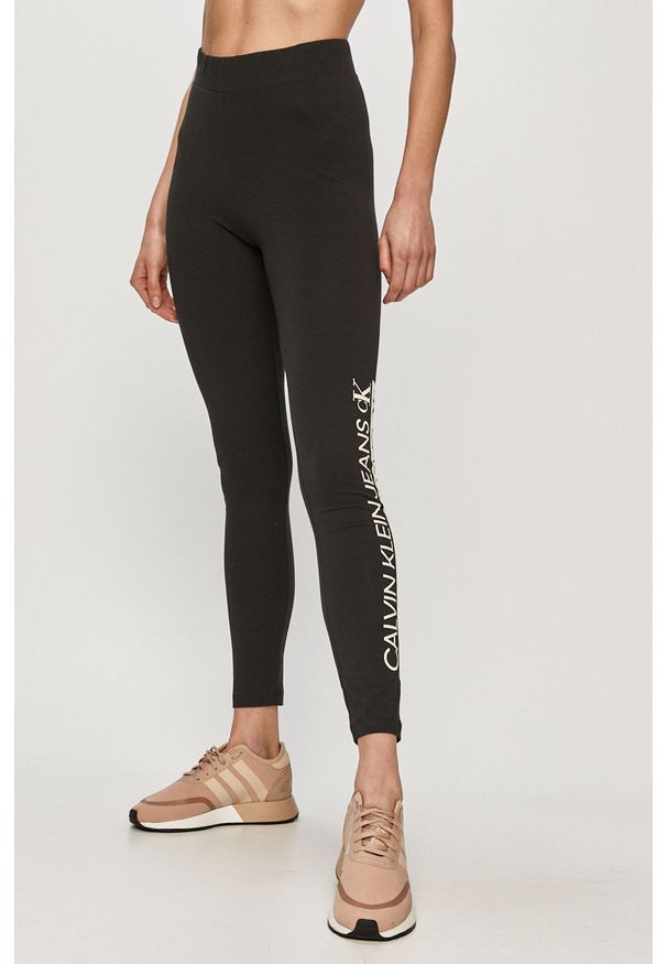 Calvin Klein Jeans - Legginsy. Kolor: czarny. Materiał: bawełna, dzianina, elastan. Wzór: nadruk
