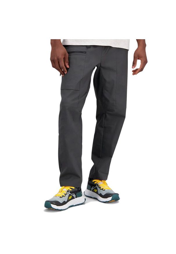 Spodnie New Balance MP31529ACK - czarne. Kolor: czarny. Materiał: nylon, bawełna, polar. Sport: turystyka piesza, wspinaczka