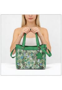 Torebka damska Laura Vita, z materiału syntetycznego z ozdobnym wzorem kwiatowym krótkie uchwyty do noszenia w dłoni regulowany pasek na ramię dekora. Kolor: zielony. Wzór: kwiaty. Styl: casual. Rodzaj torebki: na ramię #1
