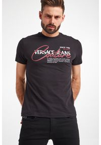 Versace Jeans Couture - T-shirt VERSACE JEANS COUTURE. Materiał: bawełna. Długość rękawa: krótki rękaw. Długość: krótkie. Wzór: kolorowy, nadruk