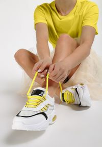 Renee - Biało-Żółte Sneakersy Glossiness. Wysokość cholewki: przed kostkę. Kolor: biały. Materiał: materiał. Szerokość cholewki: normalna #1