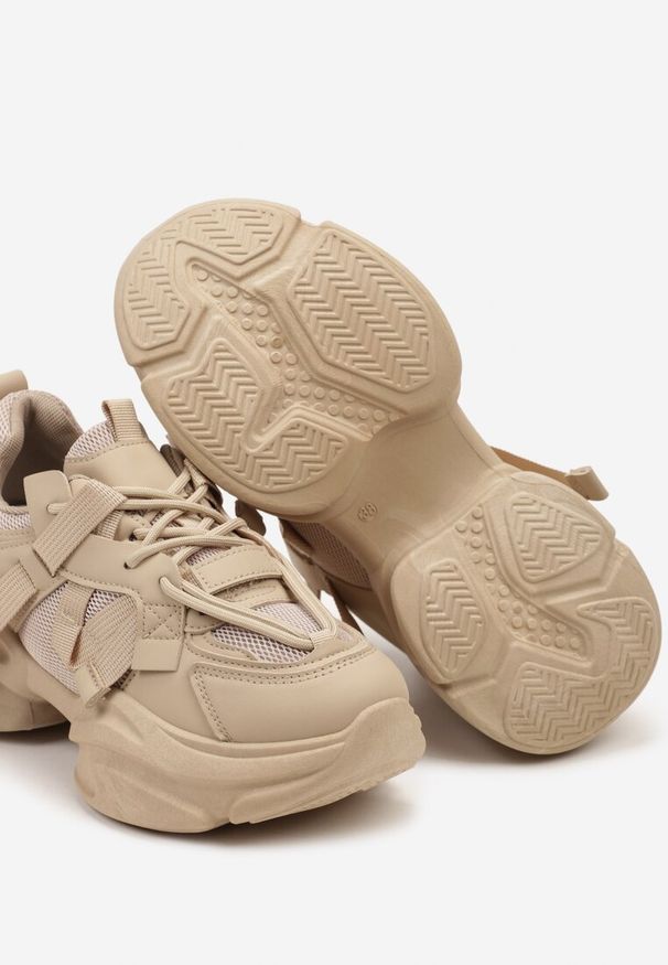 Renee - Ciemnobeżowe Sneakersy na Platformie z Grubymi Sznurówkami i Przeszyciami Wladisa. Okazja: na co dzień. Nosek buta: okrągły. Zapięcie: sznurówki. Kolor: beżowy. Materiał: jeans. Obcas: na platformie