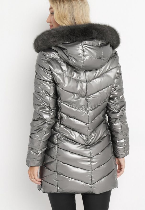 Born2be - Srebrna Pikowana Kurtka z Kapturem Ozdobionym Futerkiem Kavenna. Typ kołnierza: kaptur. Kolor: srebrny. Materiał: futro. Wzór: aplikacja
