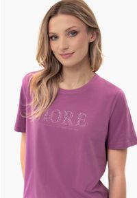 Volcano - Fioletowy t-shirt, Comfort Fit, T-MORE. Okazja: na co dzień. Kolor: fioletowy. Materiał: jeans, elastan, prążkowany, bawełna, materiał. Długość rękawa: krótki rękaw. Długość: krótkie. Wzór: napisy, nadruk. Styl: klasyczny, casual