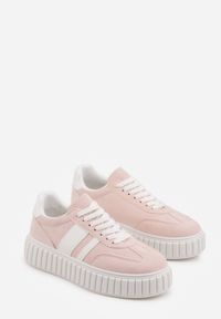 Renee - Różowe Sneakersy na Tłoczonej Platformie Ozdobione Dwoma Paskami Hesaia. Okazja: na co dzień. Zapięcie: pasek. Kolor: różowy. Materiał: jeans. Wzór: aplikacja. Obcas: na platformie #6