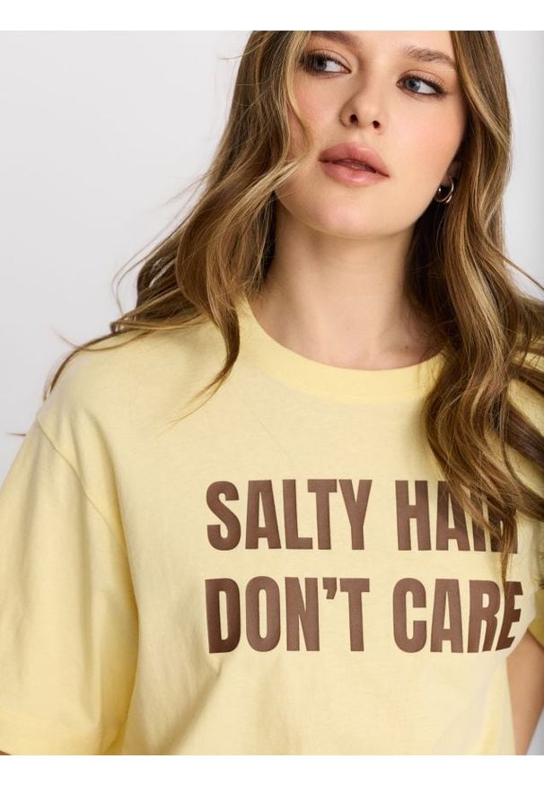 Sinsay - Bawełniana koszulka z napisem - yellow jeans. Materiał: bawełna, jeans. Wzór: napisy