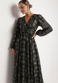 Born2be - Czarna Sukienka o Rozkloszowanym Kroju z Gumką w Talii Zdobiona Metalicznym Nadrukiem Venalenne. Typ kołnierza: dekolt w kształcie V. Kolor: czarny. Materiał: skóra. Wzór: aplikacja, nadruk. Typ sukienki: rozkloszowane. Styl: elegancki #3
