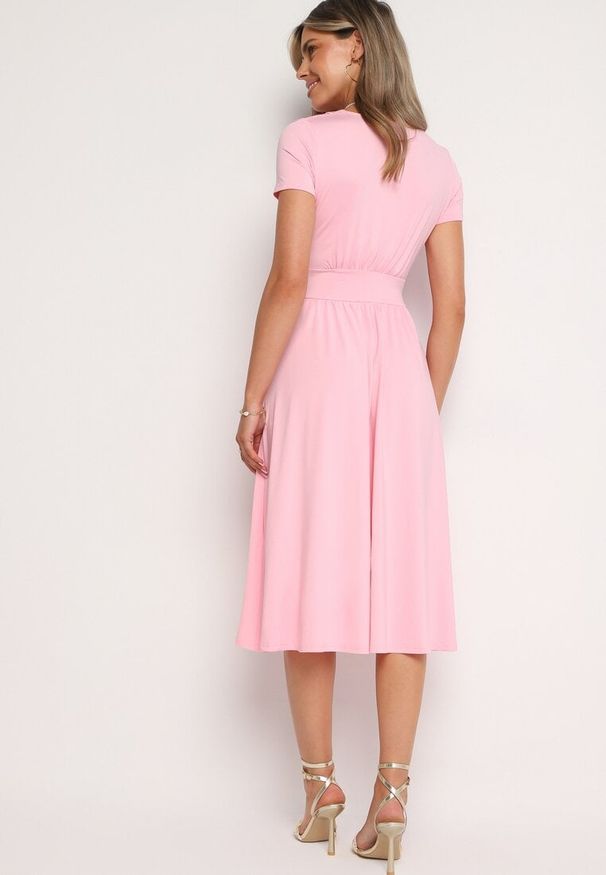 Born2be - Różowa Taliowana Sukienka z Dekoltem na Zakładkę Quimadea. Okazja: na spotkanie biznesowe. Kolor: różowy. Materiał: materiał. Wzór: aplikacja. Styl: biznesowy, elegancki