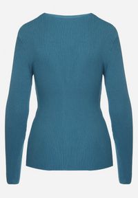 Born2be - Niebieski Sweter z Bawełną z Prążkowanego Materiału Ozdobiony Guzikami Zinfera. Okazja: na co dzień. Typ kołnierza: dekolt w serek. Kolor: niebieski. Materiał: prążkowany, bawełna, materiał. Wzór: aplikacja. Styl: klasyczny, casual #2
