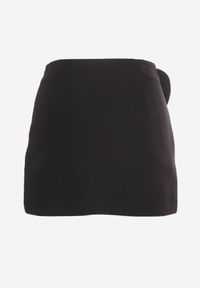 Renee - Czarne Spódnico-Spodenki Mini z Zakładką i Aplikacją w Kształcie Róży Pholia. Okazja: na co dzień. Kolor: czarny. Wzór: aplikacja. Styl: elegancki, casual #4