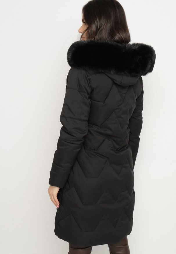Born2be - Czarna Kurtka Pikowana o Długim Fasonie z Kapturem i Futrem Vertizola. Okazja: na spacer, na co dzień. Typ kołnierza: kaptur. Kolor: czarny. Materiał: futro. Długość: długie. Styl: elegancki, casual