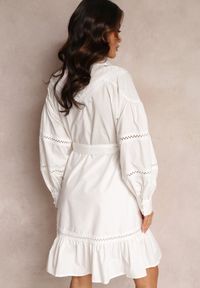 Renee - Biała Koszulowa Sukienka z Perłowymi Guzikami i Koronkowymi Wstawkami Shyanne. Kolor: biały. Materiał: koronka. Typ sukienki: koszulowe. Styl: vintage. Długość: midi #3