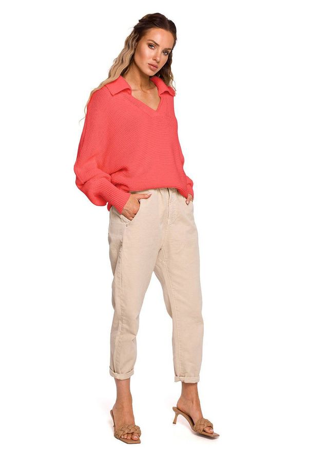 MOE - Luźny sweter z dekoltem V i kołnierzykiem brzoskwiniowy. Kolor: pomarańczowy. Materiał: jeans. Styl: elegancki