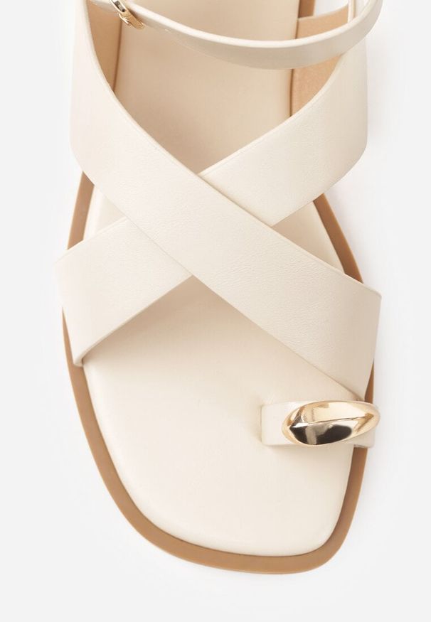 Renee - Beżowe Sandały z Paskiem na Palec z Metaliczną Aplikacją i Klamerką Ailintra. Okazja: na co dzień. Zapięcie: pasek. Kolor: beżowy. Wzór: aplikacja. Styl: casual, elegancki