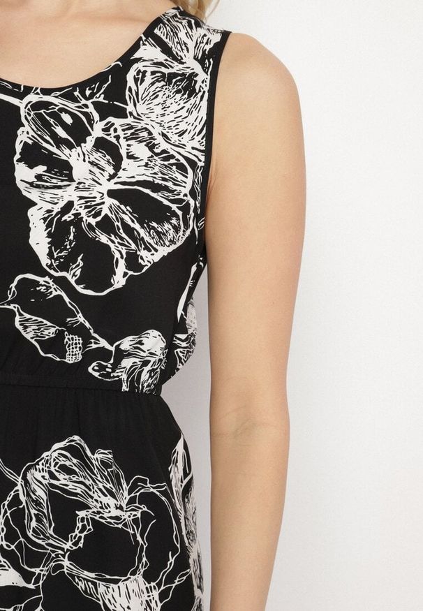 Born2be - Czarna Sukienka w Kwiaty o Rozkloszowanym Kroju z Gumką w Talii Neleldi. Okazja: na co dzień. Typ kołnierza: dekolt w serek. Kolor: czarny. Materiał: jeans. Długość rękawa: na ramiączkach. Wzór: kwiaty. Styl: casual, elegancki