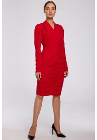 Sukienki.shop - Elegancka mocno marszczona sukienka z dekoltem V czerwona. Okazja: do pracy. Kolor: różowy, czerwony. Typ sukienki: kopertowe. Styl: elegancki. Długość: midi #1