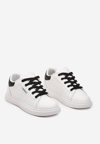 Born2be - Biało-Czarne Płaskie Sznurowane Sneakersy Ozdobione z Tyłu Brokatem Quneria. Okazja: na co dzień. Kolor: biały. Materiał: jeans. Wzór: aplikacja