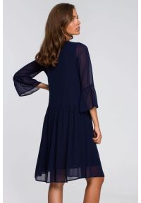 Stylove - Sukienka wieczorowa szyfonowa z falbanami dekolt V granatowa. Okazja: na randkę. Kolor: niebieski. Materiał: szyfon. Typ sukienki: oversize. Styl: wizytowy #2