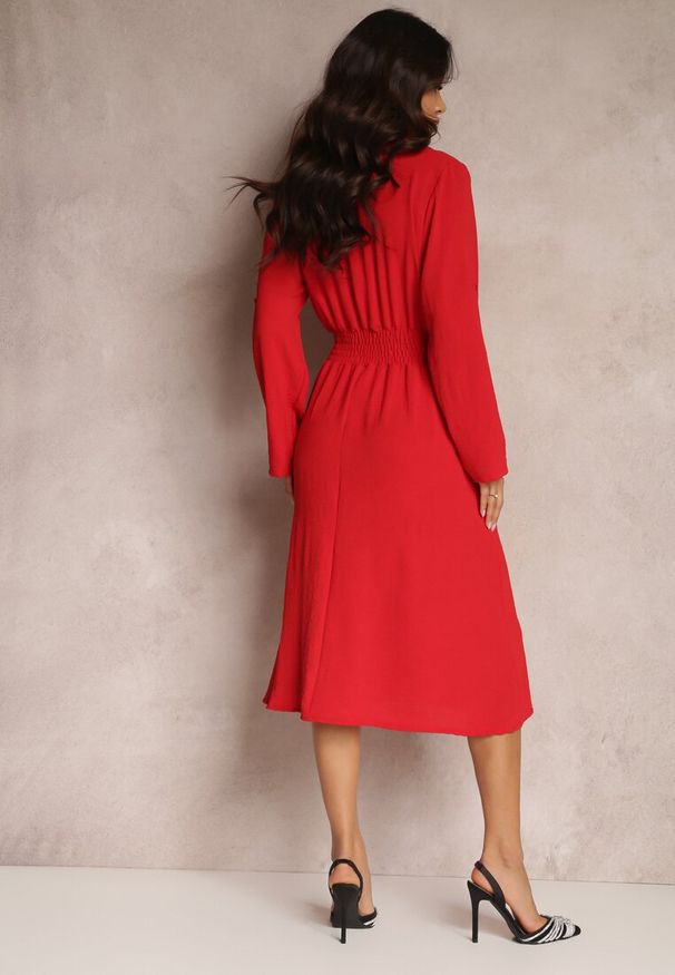 Renee - Czerwona Koszulowa Sukienka Midi z Gumką w Pasie Natelin. Kolor: czerwony. Typ sukienki: koszulowe. Styl: elegancki. Długość: midi