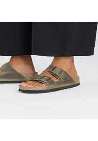 Birkenstock - Klapki męskie BIRKENSTOCK ARIZONA LEOI FADED KHAKI. Okazja: na co dzień. Kolor: zielony. Materiał: skóra, zamsz. Wzór: paski. Styl: casual, klasyczny, retro #5