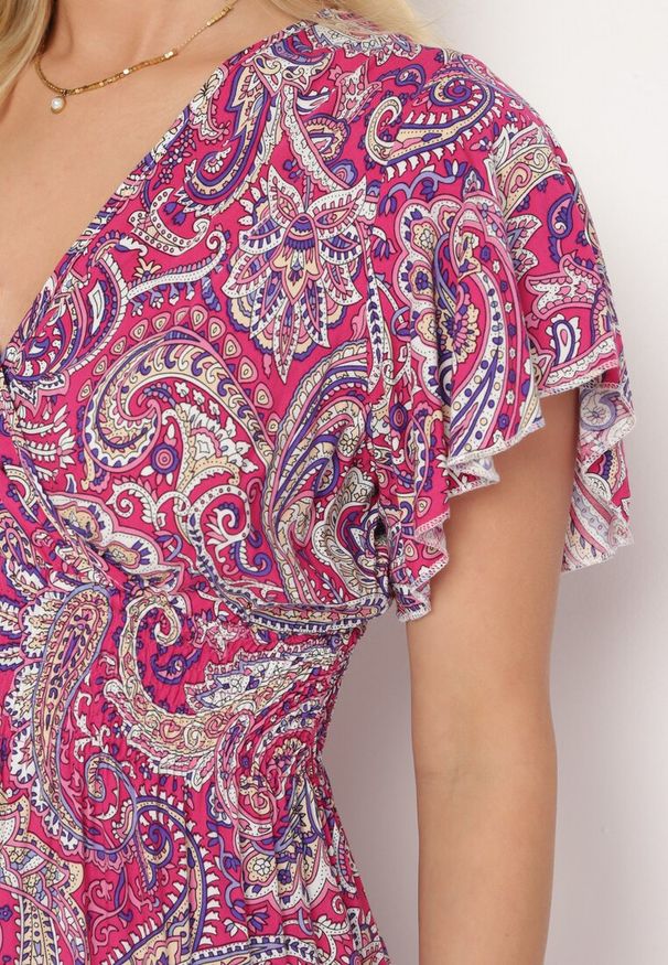 Born2be - Fuksjowa Wiskozowa Sukienka Rozkloszowana z Kopertowym Dekoltem i Gumką w Pasie Fasemia. Okazja: na co dzień, na randkę. Typ kołnierza: dekolt w serek. Kolor: różowy. Materiał: wiskoza. Wzór: paisley. Sezon: lato. Typ sukienki: kopertowe. Styl: casual