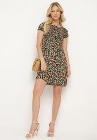 Born2be - Czarno-Zielona Wiskozowa Sukienka w Kwiaty Typu Hiszpanka z Gumką w Talii Revemia. Typ kołnierza: dekolt hiszpanka. Kolor: czarny. Materiał: wiskoza. Wzór: kwiaty. Sezon: wiosna. Typ sukienki: z odkrytymi ramionami #5