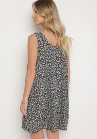 Born2be - Czarna Sukienka w Kwiaty o Rozkloszowanym Kroju na Szerokich Ramiączkach Folarelle. Okazja: na co dzień. Kolor: czarny. Długość rękawa: na ramiączkach. Wzór: kwiaty. Sezon: lato. Typ sukienki: rozkloszowane, proste. Styl: casual, elegancki #3