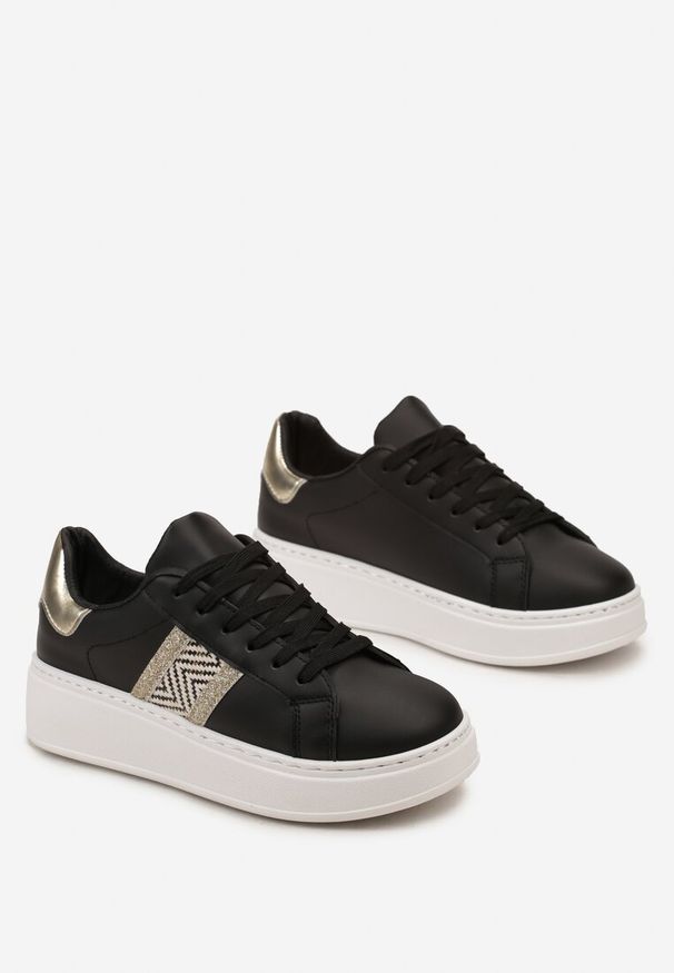 Renee - Czarne Sneakersy z Metaliczną Wstawką na Grubej Podeszwie z Ozdobną Taśmą z Brokatem Qinessa. Kolor: czarny