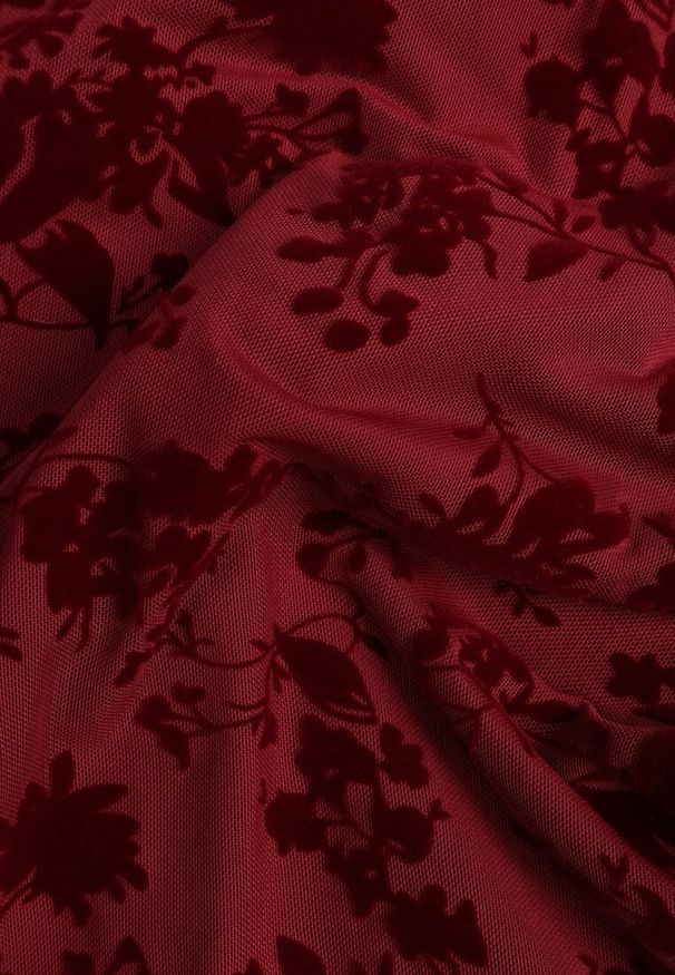 Renee - Czerwona Wieczorowa Sukienka VICES z Siateczki z Kwiatowym Wzorem z Weluru Azinene. Kolor: czerwony. Materiał: welur. Wzór: kwiaty. Typ sukienki: oversize. Styl: wizytowy