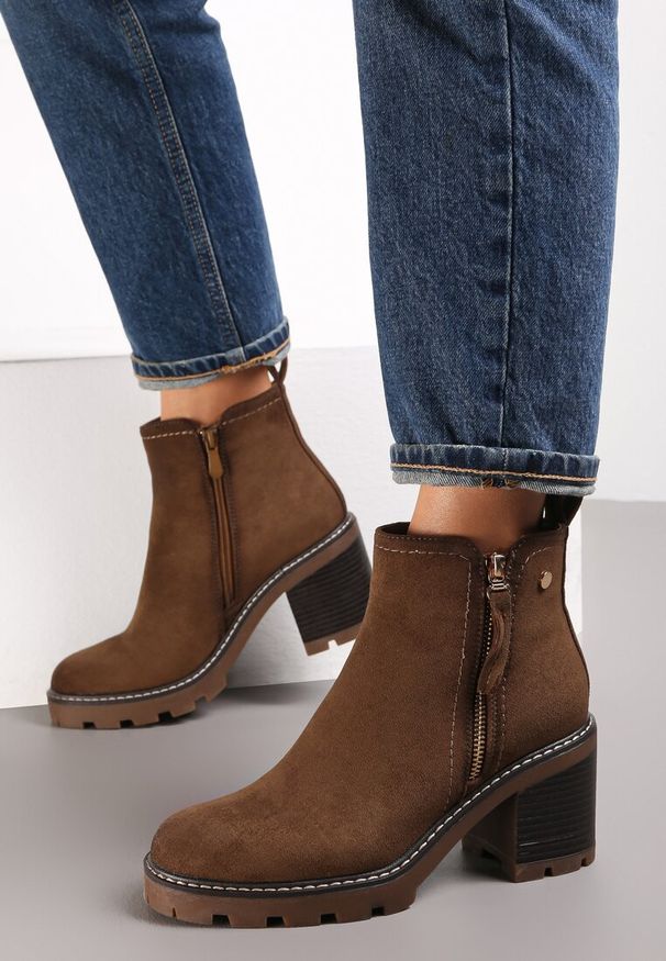 Renee - Ciemnobrązowe Botki na Słupku Boho z Suwakiem Kodra. Wysokość cholewki: za kostkę. Kolor: brązowy. Materiał: zamsz. Szerokość cholewki: normalna. Obcas: na słupku. Styl: boho