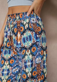 Renee - Niebieskie Bawełniane Spodnie High Waist Szerokie we Wzór Boho Tolioria. Okazja: na co dzień, do pracy. Stan: podwyższony. Kolor: niebieski. Materiał: bawełna. Styl: boho #3