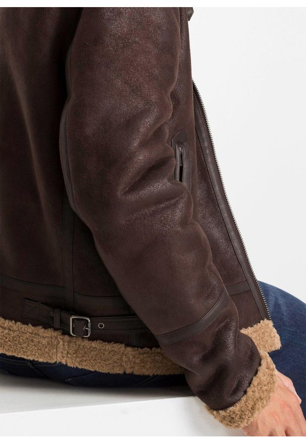 bonprix - Kurtka z imitacji skóry z podszewką ze sztucznego kożuszka. Kolor: brązowy. Materiał: skóra. Długość: krótkie