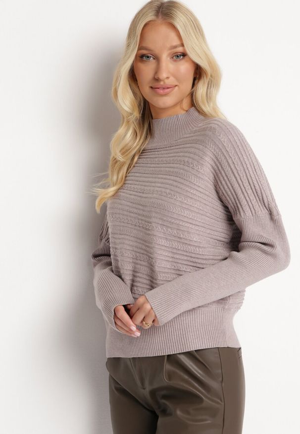 Born2be - Ciemnobeżowy Sweter z Wełną o Asymetrycznym Fasonie z Tłoczeniem Sarositte. Kolor: beżowy. Materiał: wełna