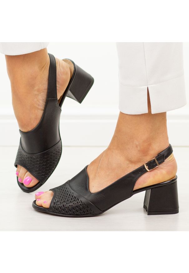 DEONI - Czarne skórzane Polskie sandały damskie na obcasie Deoni D405C. Okazja: na wesele, na ślub cywilny. Kolor: czarny. Materiał: skóra. Sezon: wiosna, lato. Obcas: na obcasie. Styl: klasyczny, elegancki. Wysokość obcasa: średni