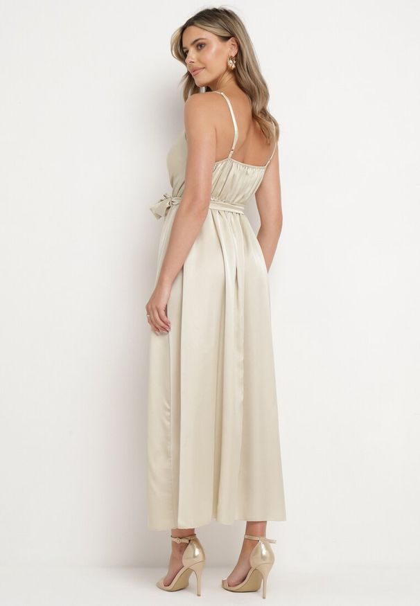 Born2be - Beżowa Koktajlowa Sukienka na Regulowanych Ramiączkach z Gumką w Pasie i Rozcięciem Quelsea. Typ kołnierza: dekolt w kształcie V. Kolor: beżowy. Długość rękawa: na ramiączkach. Styl: wizytowy