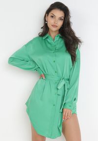 Born2be - Zielona Koszula Sukienka Wiązana w Pasie Jila. Typ kołnierza: kołnierzyk klasyczny. Kolor: zielony. Materiał: materiał. Styl: klasyczny #3