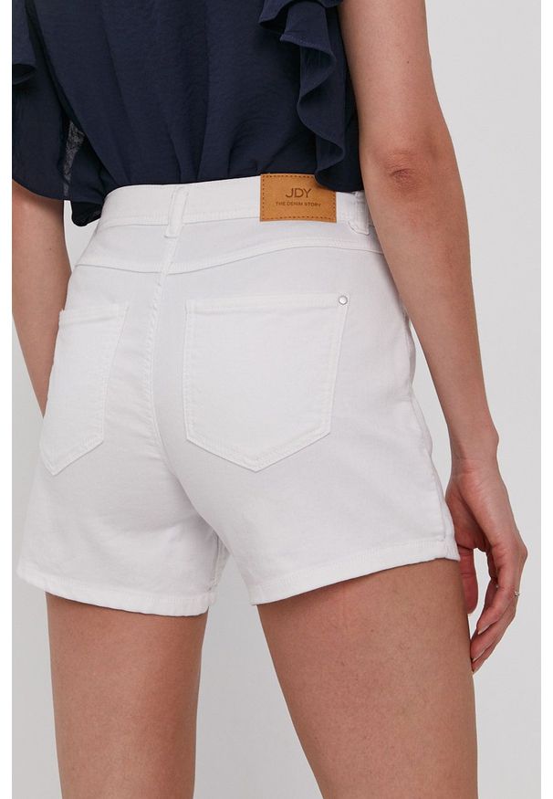 JDY - Jacqueline de Yong Szorty jeansowe damskie kolor biały gładkie medium waist. Okazja: na co dzień. Kolor: biały. Materiał: jeans. Wzór: gładki. Styl: casual