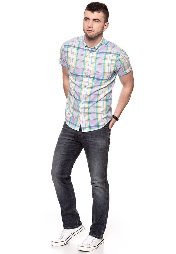 Wrangler - KOSZULA MĘSKA KRÓTKI RĘKAW WRANGLER SS 1PKT BUTTON-DOWN SEA PINK W5944NQWF 112129757. Typ kołnierza: button down. Materiał: bawełna. Długość rękawa: krótki rękaw. Długość: krótkie
