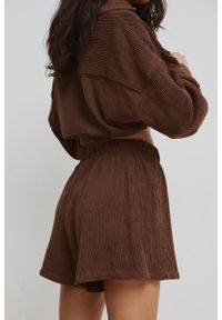 Marsala - Szorty z plisowanej BAWEŁNY w kolorze BROWN -SHELLY. Stan: podwyższony. Materiał: bawełna. Wzór: gładki. Sezon: lato #1
