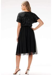 Awama - Koktajlowa sukienka rozkloszowana z cekinami i tiulem czarna. Okazja: na ślub cywilny, na wesele, na imprezę. Kolor: czarny, różowy. Materiał: tiul. Styl: wizytowy #3