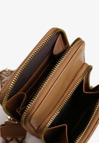 Renee - Ciemnobeżowa Dwukomorowa Torebka w Stylu Etui Virseki. Kolor: beżowy. Styl: biznesowy, klasyczny, elegancki, casual