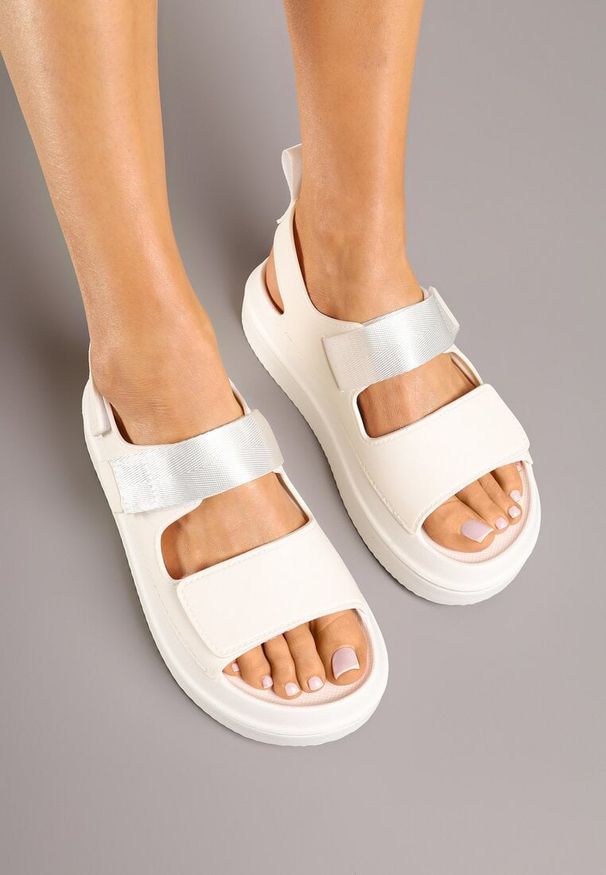 Renee - Białe Sandały w Stylu Chunky na Platformie z Pianki Zapinane na Rzep Vinamia. Okazja: na co dzień, na spacer. Zapięcie: rzepy. Kolor: biały. Sezon: lato. Obcas: na platformie. Styl: casual