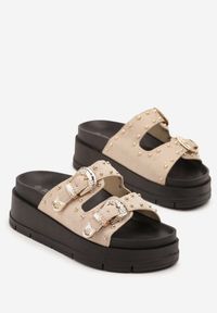 Born2be - Ciemnobeżowe Klapki na Grubej Podeszwie z Paskami z Klamrami Zdobione Nitami Kosamira. Kolor: beżowy. Materiał: jeans. Wzór: aplikacja. Sezon: lato. Styl: elegancki #3