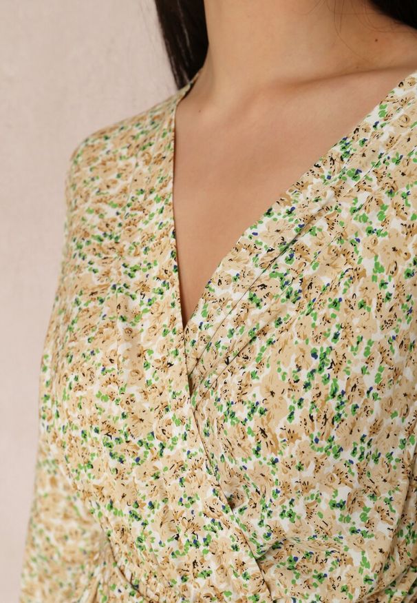 Renee - Beżowa Sukienka Actelaia. Okazja: na co dzień. Kolor: beżowy. Materiał: wiskoza, materiał. Długość rękawa: długi rękaw. Wzór: aplikacja, kwiaty. Typ sukienki: kopertowe, rozkloszowane. Styl: casual. Długość: mini