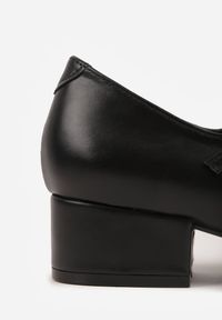 Renee - Czarne Czółenka na Słupku Mary Jane Ozdobione Paskami Omevira. Okazja: na co dzień. Zapięcie: pasek. Kolor: czarny. Materiał: dzianina. Wzór: aplikacja. Obcas: na słupku. Styl: casual, elegancki #2