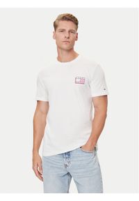 Tommy Jeans T-Shirt Pop Color Flag DM0DM21577 Biały Regular Fit. Kolor: biały. Materiał: bawełna