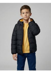 Sinsay - Pikowana kurtka puffer z kapturem - czarny. Typ kołnierza: kaptur. Kolor: czarny