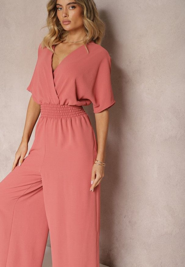 Renee - Ciemnoróżowy Taliowany Kombinezon z Zakładkowym Dekoltem i Gumką w Pasie Vimalynna. Okazja: na co dzień. Kolor: różowy. Styl: elegancki, casual, klasyczny